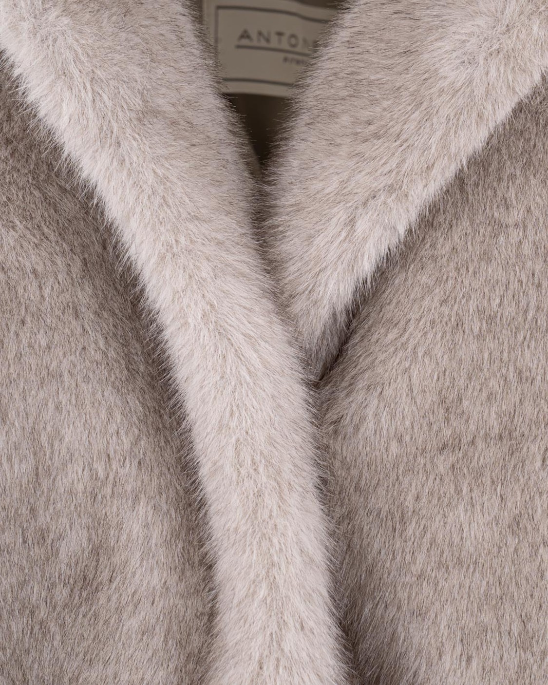 shop ANTONELLI  Giaccone: Antonelli giacchetto "Girella".
Chiusura nascosta.
Cappuccio.
Maniche lunghe.
Polsini e fondo elasticizzati.
Composizione: 100% poliestere.
Made in Italy.. GIRELLA P3099 376C-910 number 3968181